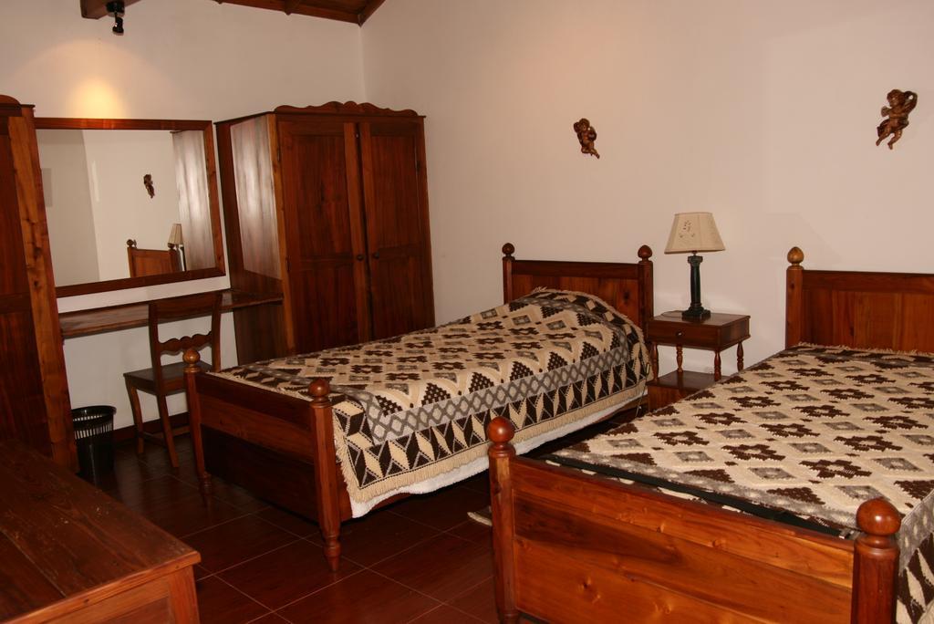 Quinta Dos Figos "5 Trevos Gold" Villa Praia da Vitoria Ruang foto